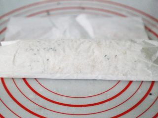 13、武汉小吃 糯米包油条,用卷寿司的手法，用油纸卷起糯米包上油条。