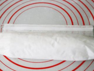 14、武汉小吃 糯米包油条,为了方便携带，可以在油纸最边缘沾上双面胶封口。