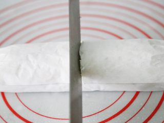 15、武汉小吃 糯米包油条,吃的时候，可以用带锯齿的刀子划开。