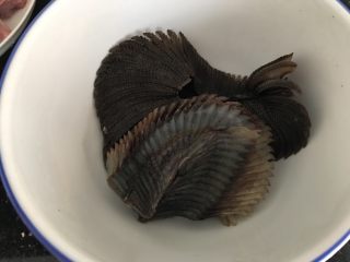 4、莲子无花果膨鱼腮扇骨汤,刷完后清水冲洗几遍至干净