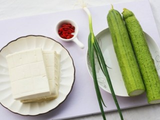 1、鲜掉眉毛的丝瓜豆腐汤,准备材料:丝瓜1条、豆腐2片、枸杞适量、葱1根、蒜1瓣、盐、油、胡椒粉适量。