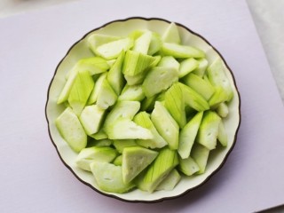 2、鲜掉眉毛的丝瓜豆腐汤,丝瓜洗净去皮切滚刀块。