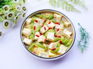 13、鲜掉眉毛的丝瓜豆腐汤,汤汁清香,口感鲜嫩,清淡可口的丝瓜豆腐汤就做好啦,红白绿相间颜值棒棒哒,特别适合正在减肥的美眉。