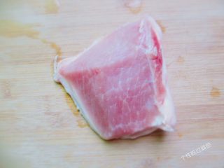 1、五花肉粽,新鲜五花肉一块，洗干净