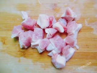 2、五花肉粽,五花肉洗净去皮，切成大块