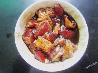 3、五花肉粽,放入大碗中，调入盐、老抽、鸡粉、蚝油、少许糖和黑胡椒搅拌均匀，腌制3小时或半天