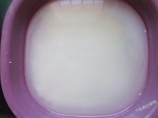 4、五花肉粽,糯米提前用凉水浸泡两小时，时间越久 糯米越糯 口感更好。