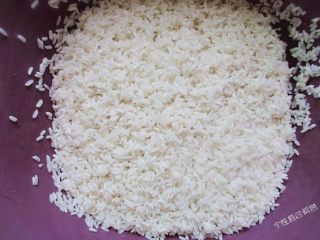 6、五花肉粽,泡好的糯米沥干水