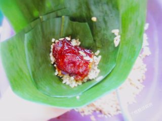 9、五花肉粽,底部舀半勺拌好的糯米，放入五花肉