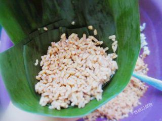 10、五花肉粽,上面再盖一层糯米