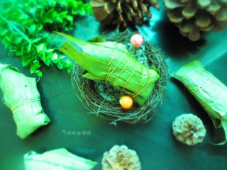 12、五花肉粽,把包好的棕子放到高压锅，加入水，刚好没过棕子，大火上气后转中火，大约一小时后关火，待自然冷却开盖。开吃！