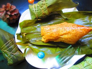 13、五花肉粽,热腾腾的肉粽掰开~肉汁和糯米融合起来的香气扑鼻。（煮好的粽子不吃的话可以放凉后冻在冰箱冷冻室，这样可以保鲜更长时间）