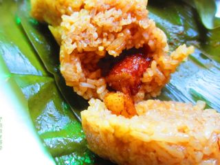 14、五花肉粽,肉粽味道咸香，油润不腻，色泽红黄闪亮，入口的肥肉即化，完全没有油腻感