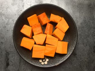 2、南瓜坚果馅饼,将南瓜去皮去瓤切成小块。