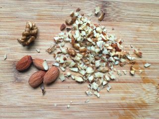 4、南瓜坚果馅饼,蒸南瓜的同时将坚果切小颗粒。