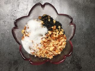 5、南瓜坚果馅饼,将切好的坚果和砂糖混合均匀。