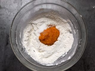 7、南瓜坚果馅饼,将南瓜和糯米粉拌匀。