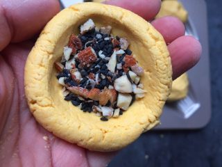 9、南瓜坚果馅饼,平均分成6份，取一份像包汤圆一样包入坚果馅。