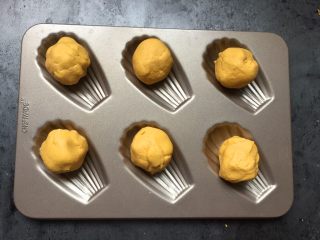 10、南瓜坚果馅饼,其他几个按同样步骤做好放入模具中。