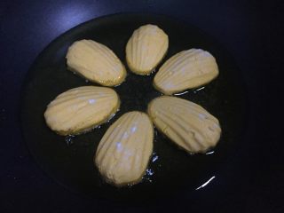 13、南瓜坚果馅饼,放入南瓜饼小火煎制。