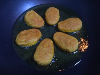 14、南瓜坚果馅饼,煎至两面金黄即可。