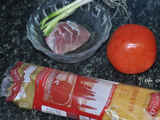 1、中式肉酱意面,准备好食材