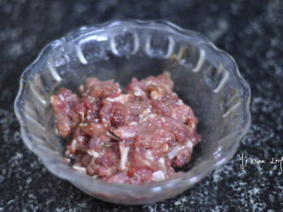 5、中式肉酱意面,肉末用适量食盐抓拌均匀后，加入1小勺生抽拌匀后，加1淀粉、1勺橄榄油拌均匀，腌渍10分钟