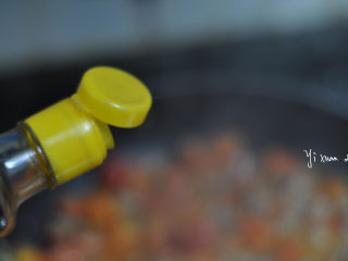 10、中式肉酱意面,加入1/2小勺食盐，适量黑胡椒和1勺生抽