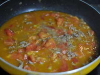 11、中式肉酱意面,加入1碗清水，煮开后转中火加盖慢慢熬制，待肉酱浓稠就可以盛出拌面了