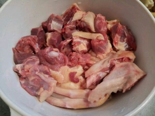 1、笋干老鸭汤,鸭子半只提前泡水半小时。
