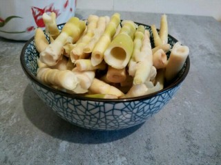 2、笋干老鸭汤,鲜笋准备300g。