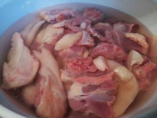 4、笋干老鸭汤,开大火焯水5分钟捞出清洗干净。