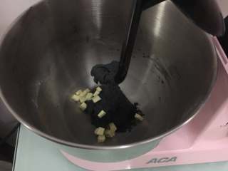 2、万圣节黑披萨,启动机器和面，成团后加入软化的黄油粒