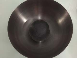 3、万圣节黑披萨,和成光滑的面团即可，大概用了5分钟，放入烤箱低温发酵