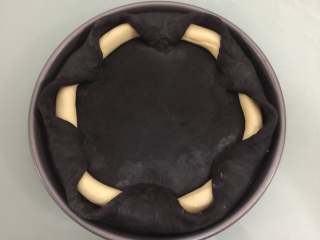 9、万圣节黑披萨,每间隔一段把面坯拉起往里面压住粘在底部