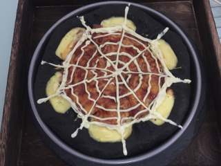 17、万圣节黑披萨,用沙拉酱画出蜘蛛网