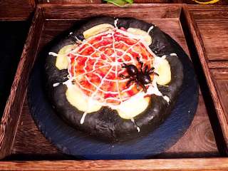 18、万圣节黑披萨,用黑橄榄做黑蜘蛛装饰一下即可