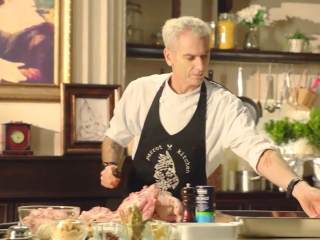 1、澳大利亚烤乳猪 填馅脆皮烤乳猪,给乳猪去骨