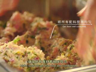 4、澳大利亚烤乳猪 填馅脆皮烤乳猪,法香切碎加入肉馅，把锅中炒香的调料加入肉馅，搅拌均匀