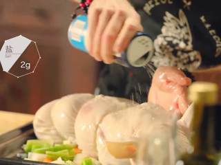 6、澳大利亚烤乳猪 填馅脆皮烤乳猪,洋葱、胡萝卜、芹菜切块，加入白葡萄酒，放好乳猪，浇上橄榄油、撒上盐，低温130摄氏度或140摄氏度烤制45分钟