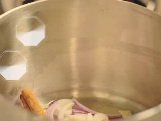 9、澳大利亚烤乳猪 填馅脆皮烤乳猪,锅中加入橄榄油，加入切片的一颗红洋葱、蒜瓣、肉桂、香叶、八角、盐