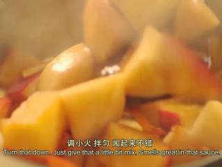 11、澳大利亚烤乳猪 填馅脆皮烤乳猪,酸甜酱锅调小火，搅拌均匀