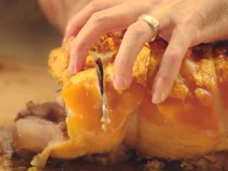 13、澳大利亚烤乳猪 填馅脆皮烤乳猪,盛出酸甜酱、紫甘蓝，取出烤脆皮的乳猪切开，装盘即可