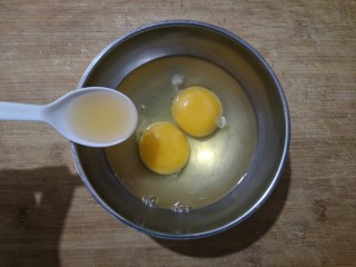 4、鸡蛋韭菜盒子,鸡蛋加少许料酒打散。