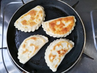 17、鸡蛋韭菜盒子,煎至金黄然后翻面。待两面都煎到金黄熟透时出锅。