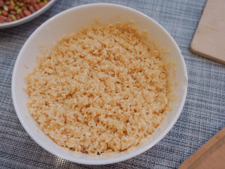 4、红豆粽子,加入适量的盐、生抽、蚝油搅拌均匀，这样熬煮时更容易入味