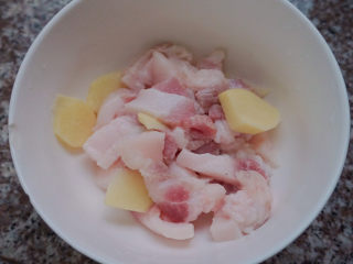 7、红豆粽子,切好五花肉，加入姜片