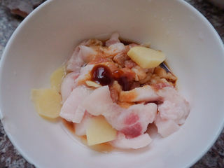 8、红豆粽子,加入少许盐、生抽、蚝油腌制至少半小时