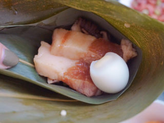 15、红豆粽子,再加入五花肉和鹌鹑蛋