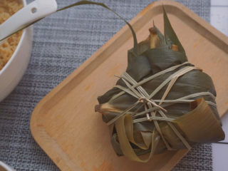 18、红豆粽子,这样一只红豆粽子就包好啦哈哈哈哈虽然卖相是真的丑